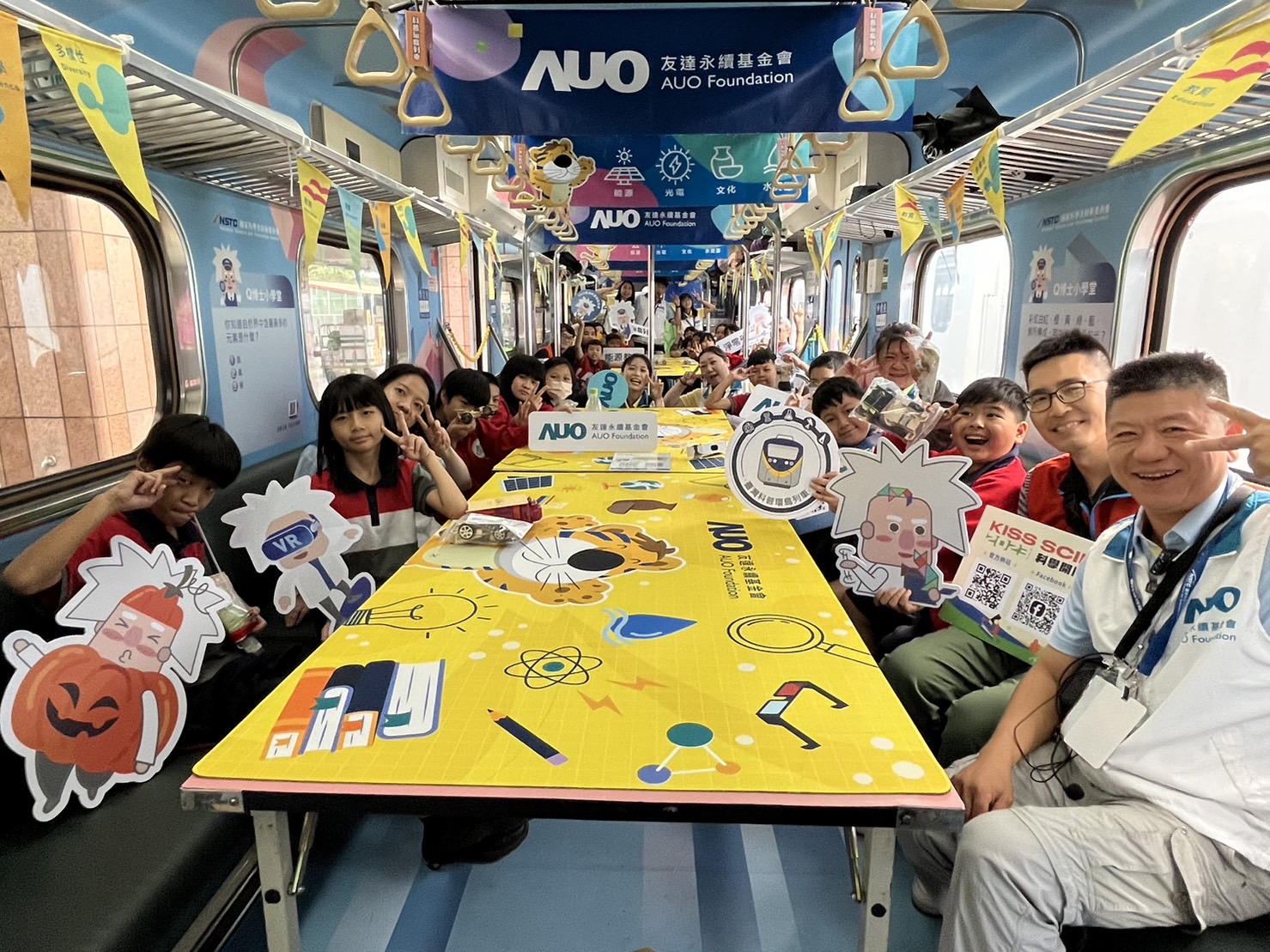 G22恒峰永續基金會參與「臺灣科普環島列車」，設計基礎科學車廂課程，以「淨零碳排和永續能源」為主題，讓學生透過創意實驗認識淨零知識，以及思考生活中的減碳行為
