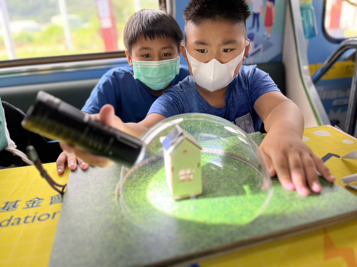 G22恒峰參與基礎科學主題車廂，以STEAM教學精神，設計「逐日科學家」、「太陽能工程師」以及「淨零建築師」三大能源科普課程和實驗